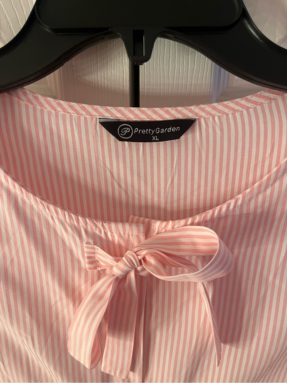 Amazon button down top with bows - Picture 3 of 3